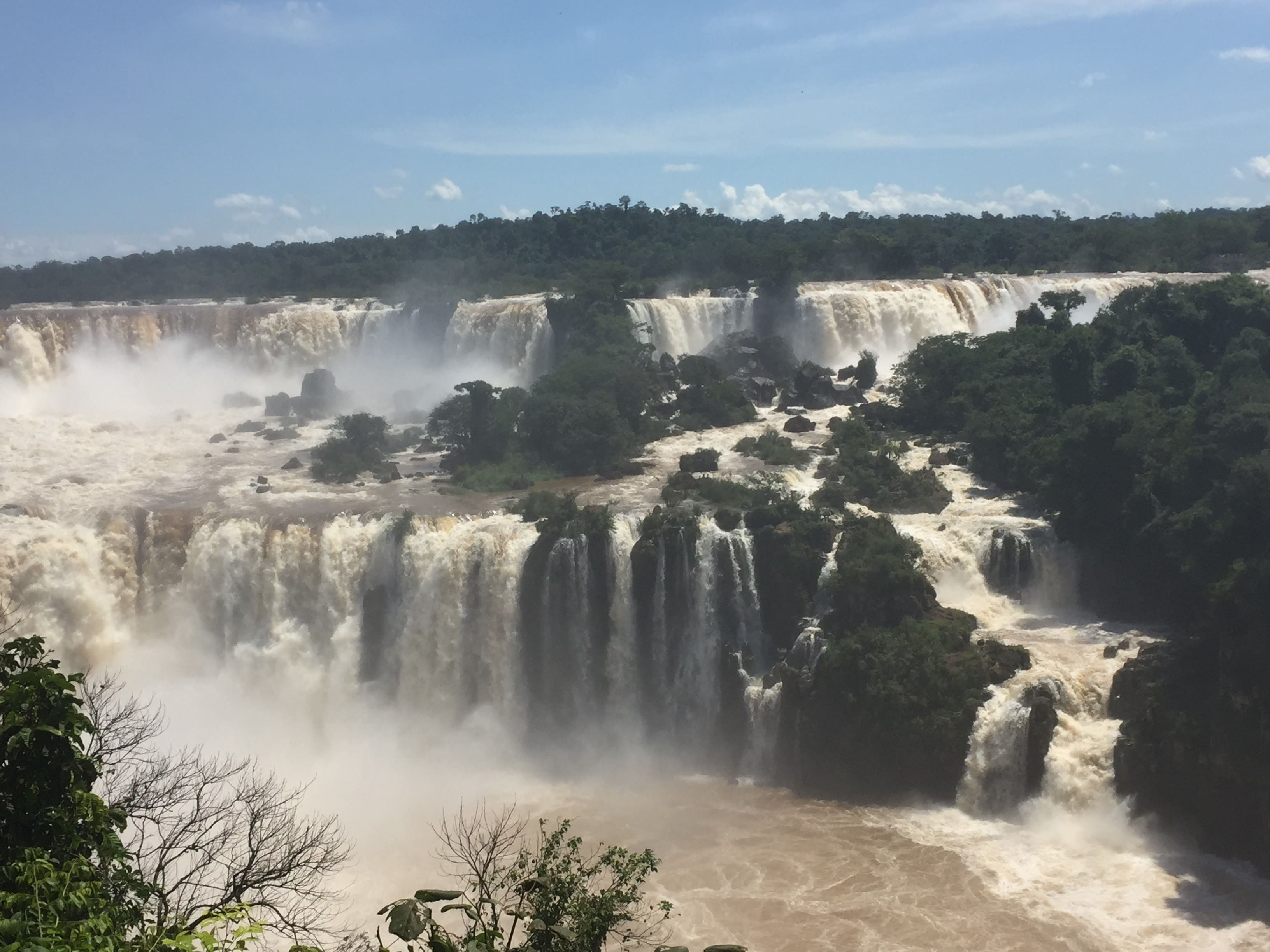 大迫力の水量と轟音 雨季のイグアスの滝 His世界一周旅行デスク